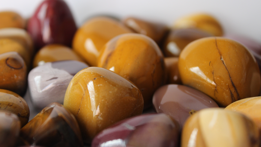 Mookaite Crystal Benefits: Vitality, Inner Strength, Grounding, Emotional Balance.