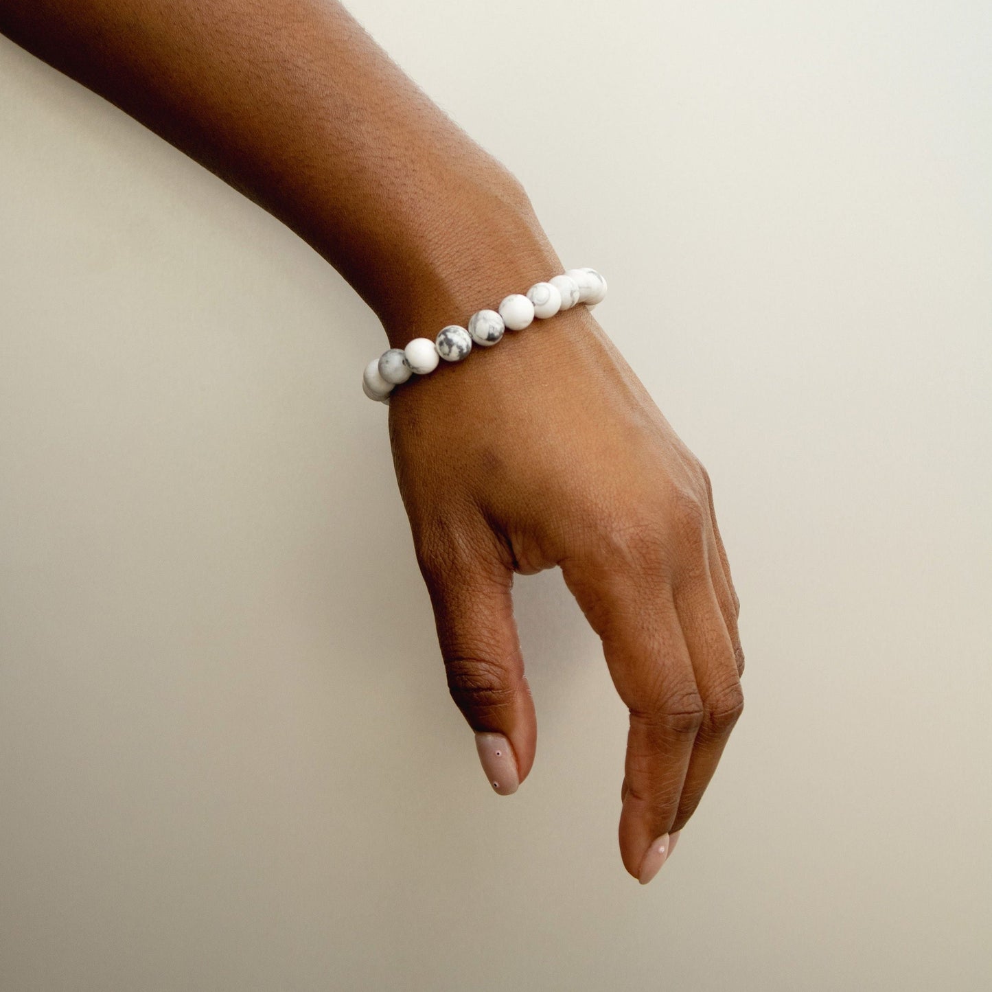 Howlite Bracelet – Benefits, Meaning, and Healing Crystal Jewelry for Relaxation.